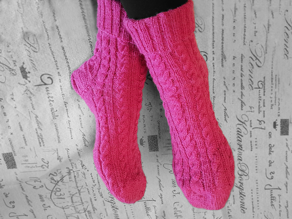 Socken mit Zopfmuster – natürlich selbstgemacht