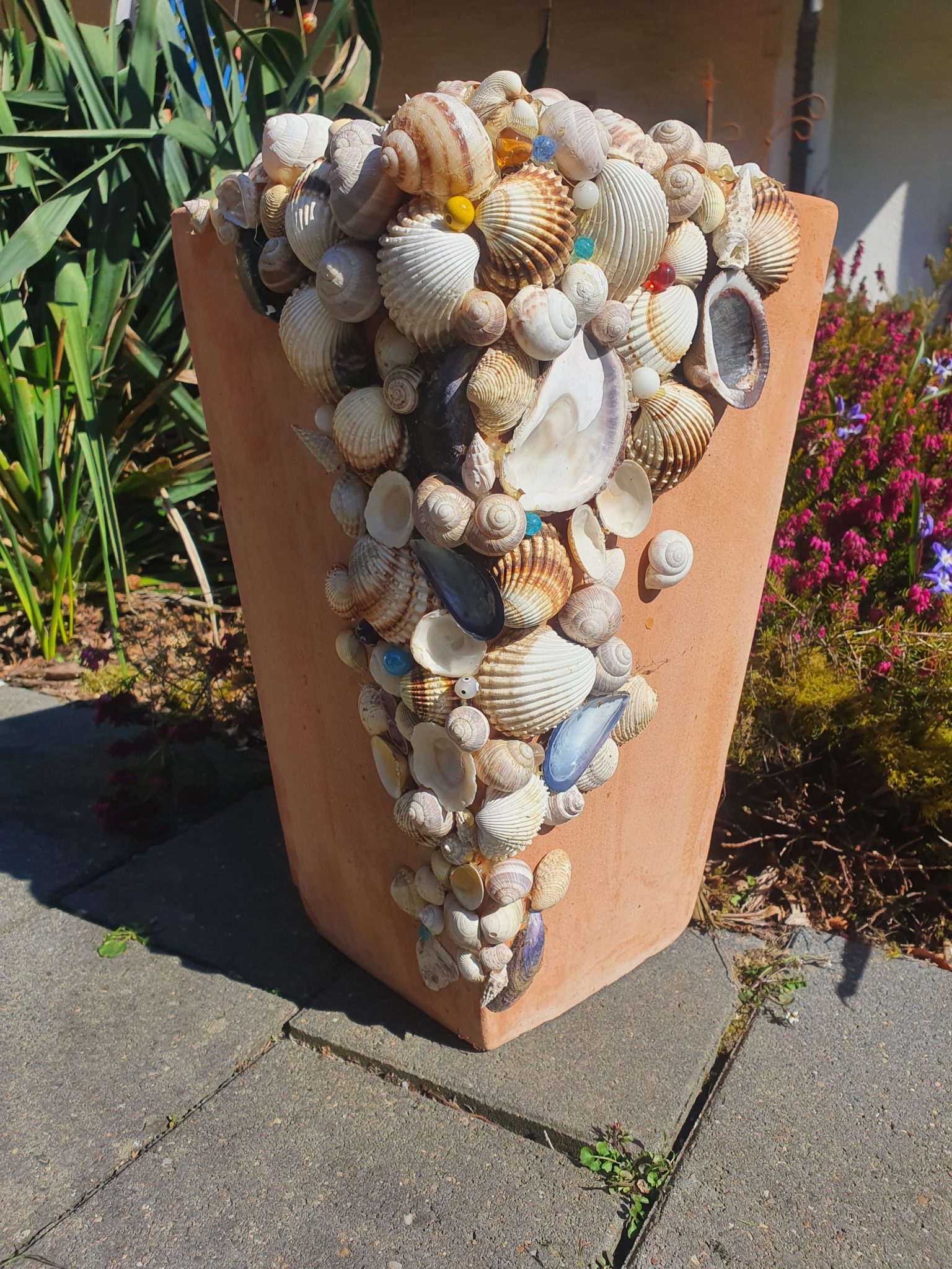 Terracotta-Topf mit Muscheln - Natürlich selbstgemacht